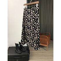Silky and delicate~comparable to the silk feel flying European single cut label~French small daisy floral skirt woman