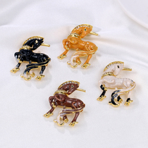 Mens suit jacket brooch personality ins animal zodiac horse pin fashion drop oil alloy clothing accessories