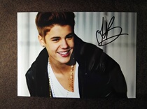 (Around the star) Justin Bieber autographed photo 7 inch star around 05