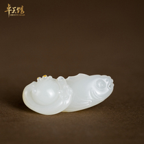 (Zhuo Yu Museum)Like a fish in the water Xinjiang Hetian jade seed material Fat white and red skin single seed pendant Li Zhuo works
