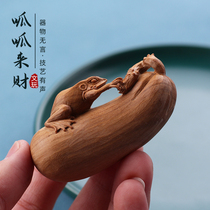 Fu Yunchang India Laoshan Honolulu Artisanal Wood Carving of the Fortune Frog Handlebar Mood Swing Piece Craft Gift