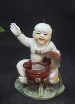 Porcelain sculptures of figures in the 1960s --- blessing in front of us