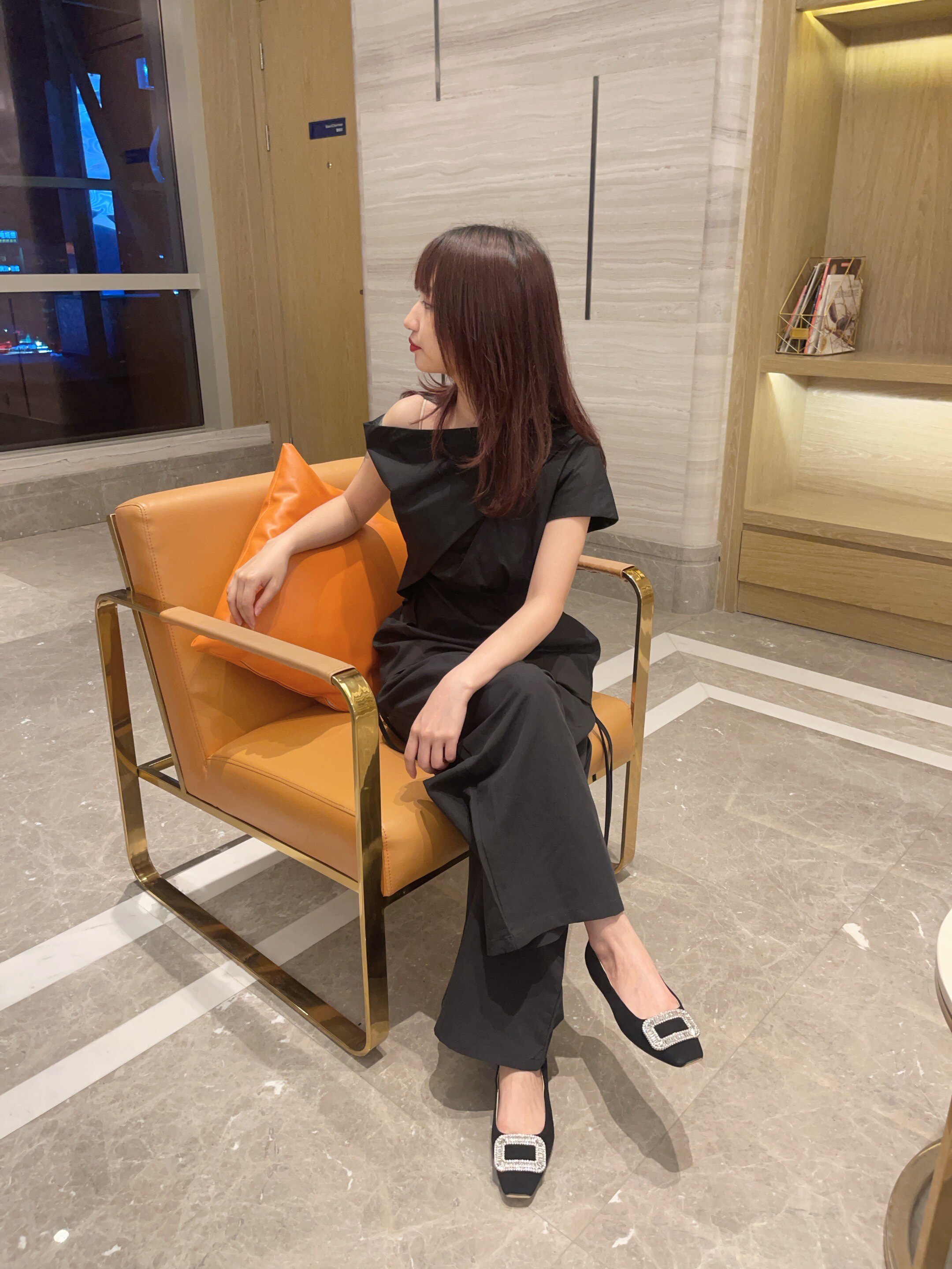 「倾城之恋」Nine West/玖熙方扣单鞋：法式平底鞋的水钻优雅美学