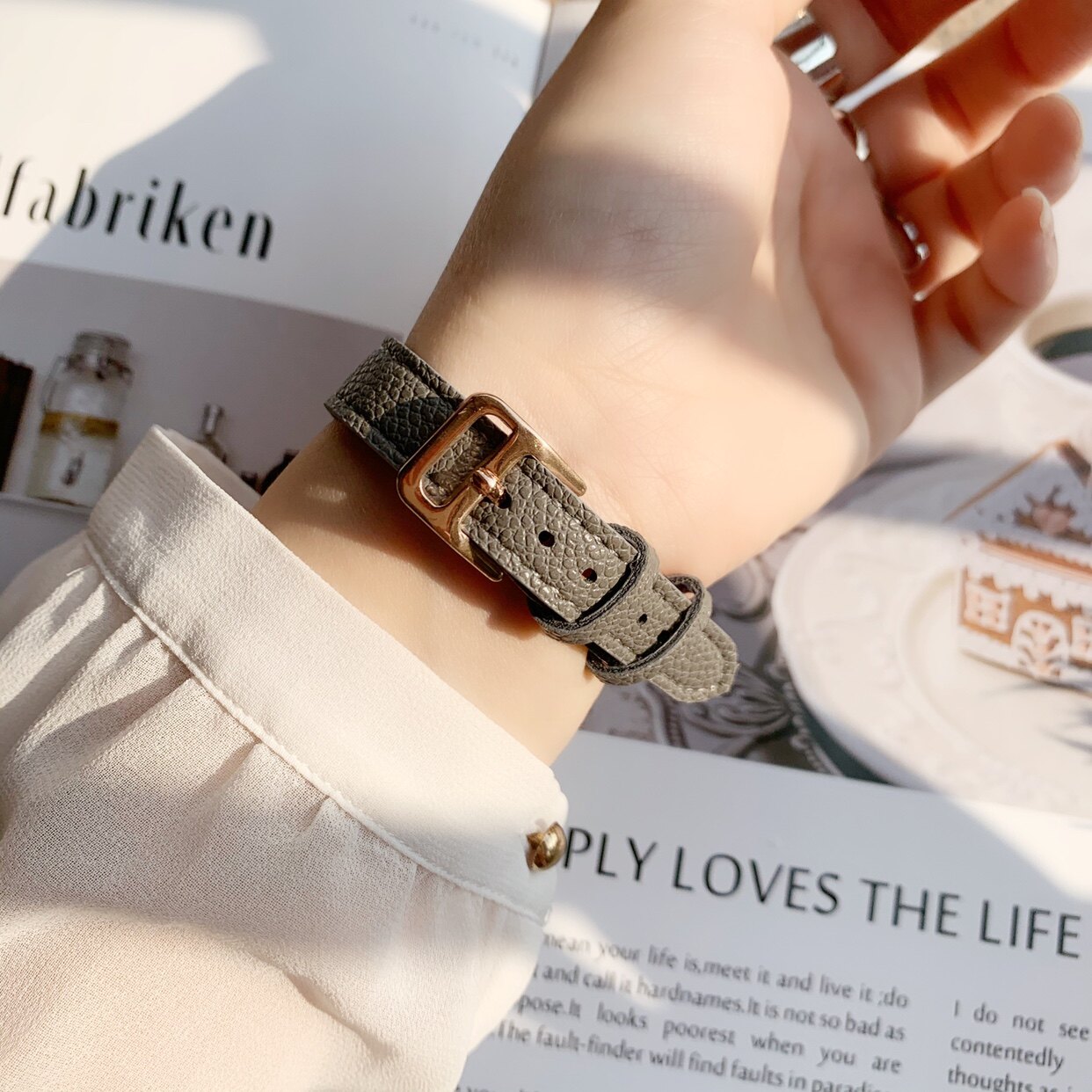 Women's Quartz Watch With Lychee Pattern Strap And Diamond Detail_voghion.com
