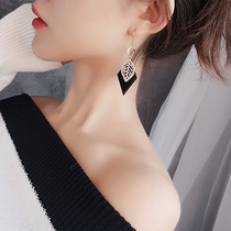 Earrings female 2021 summer new high-end design sense long earrings temperament Net red round face thin earrings tide