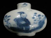 Old objects Qing Dynasty old porcelain Qinghua porcelain nose and smoke pot clear light and green flowers and flowers and grass snuff pot