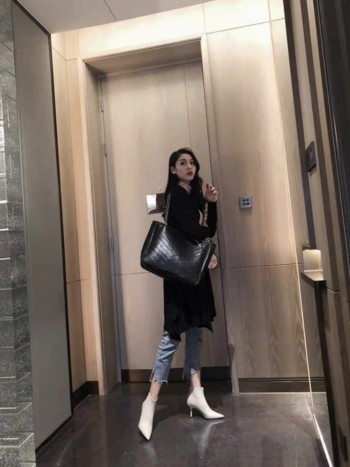 罗曼风情秋冬米色尖头高跟短靴 细跟瘦瘦靴设计拉长比例 加绒保暖不臃肿