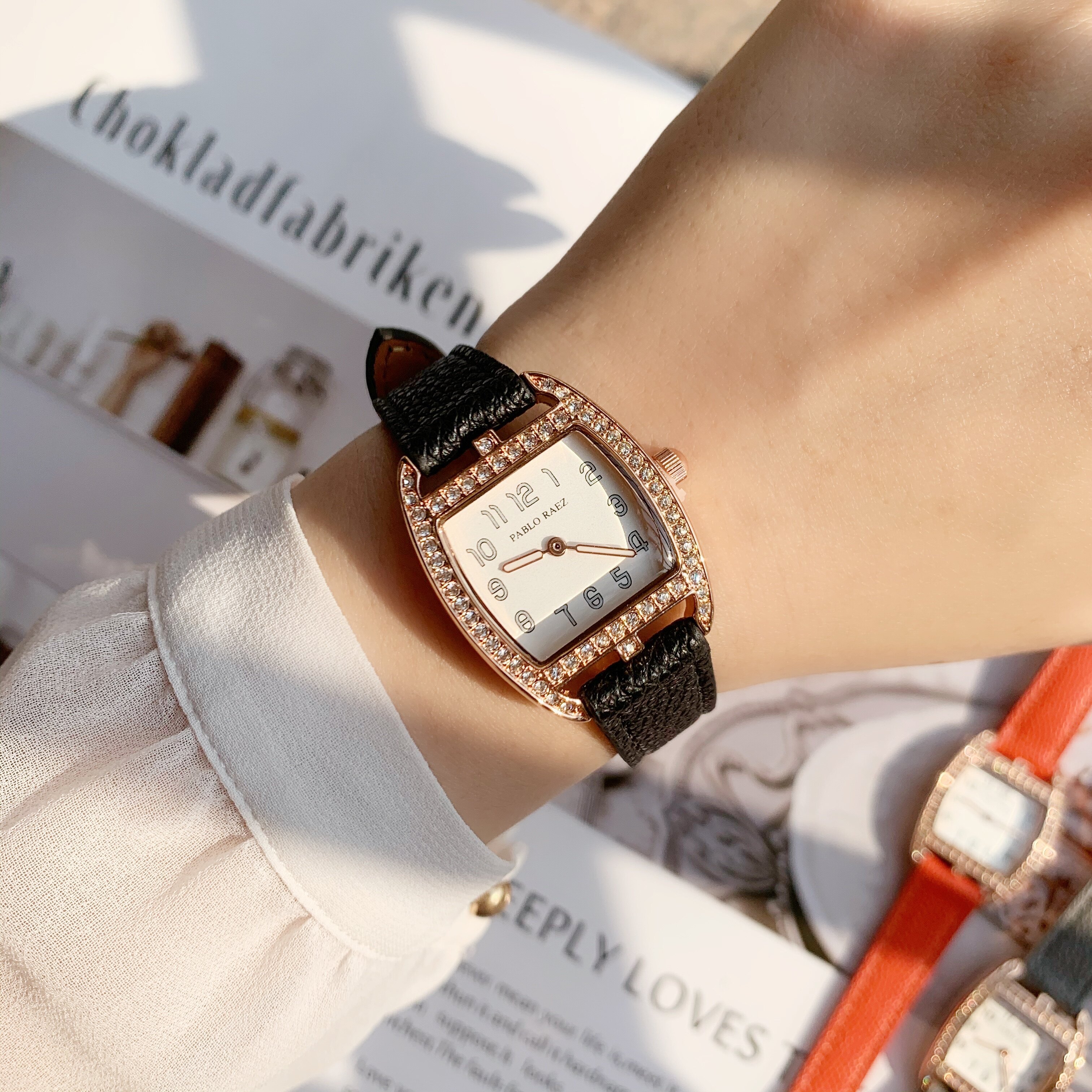 Women's Quartz Watch With Lychee Pattern Strap And Diamond Detail_voghion.com