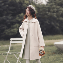 The horn buckle fur coats women in the middle of the autumn 2021 The new little baby doll collar cocoons in autumn and winter in the middle of autumn