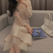 From a gentle sheathed overdraft lace high collar to the top of the undershirt with a superlaxie spring match.