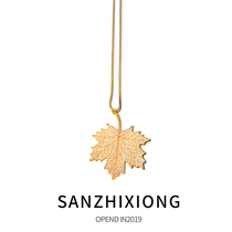 Car pendant Alloy maple leaf creative car rearview mirror pendant Mens and womens car pendant Car decoration pendant