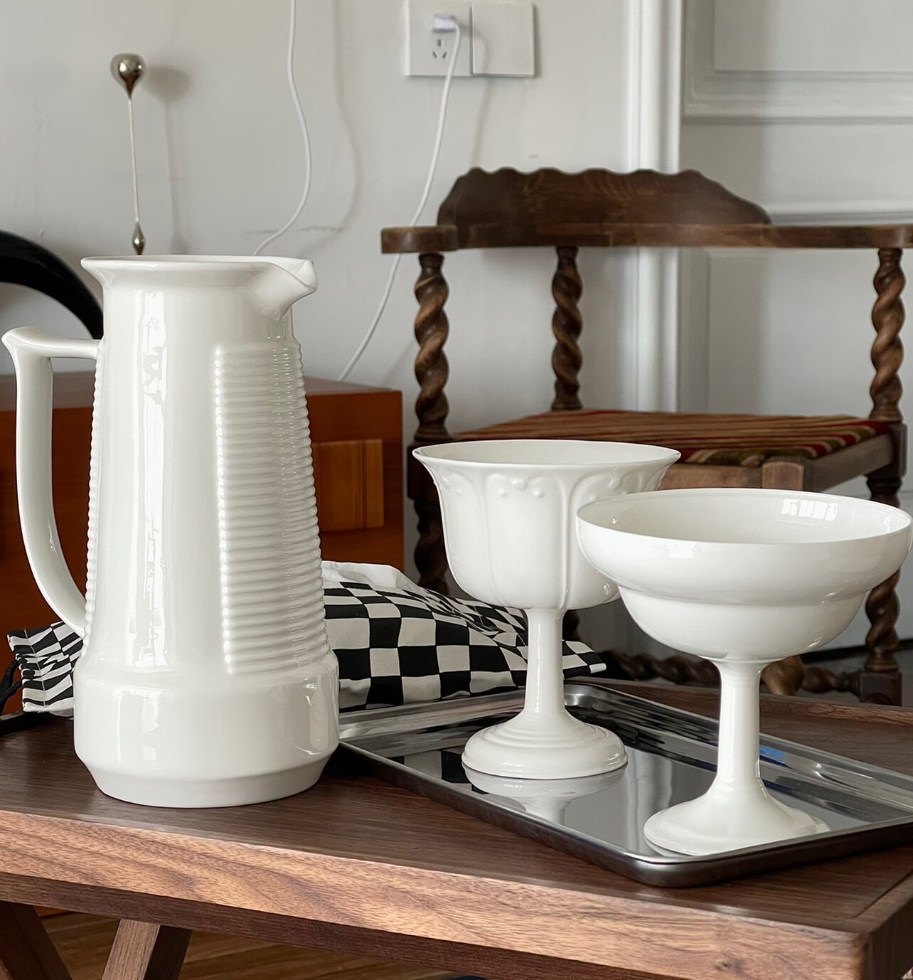 Red Brick House Onevoice French Retro Embossed White Ceramic Cold Kettle