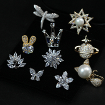 Cute Japanese Crown small brooch anti-light buckle temperament collar pin summer pin men and women suit v neckline accessories