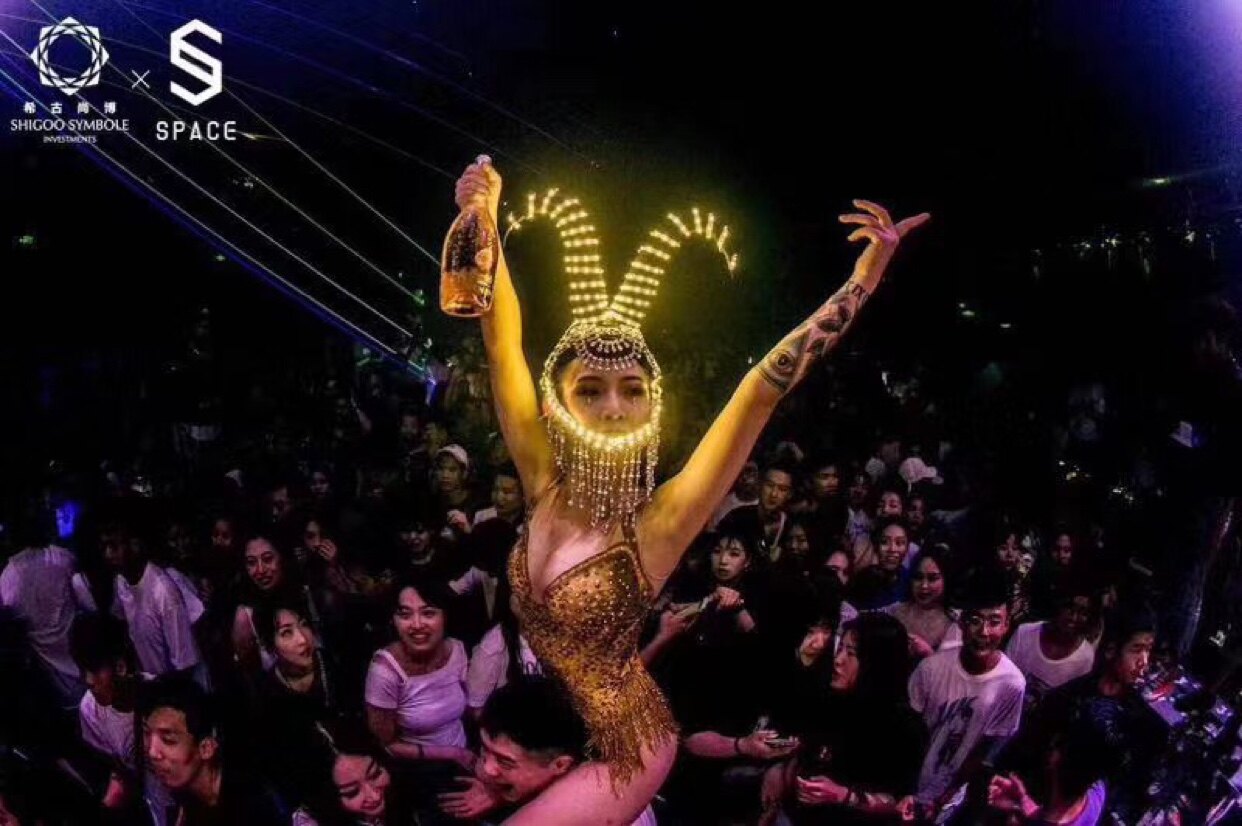 Anna's one-piece fringed custom-made model is non-refundable