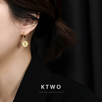 European and American Wind Fashion new K gold Queens round-card earrings female minimalist with a small crowd-ear pendant and a lukewarm wind