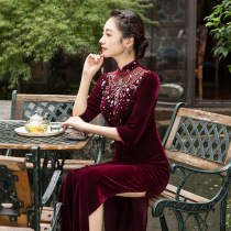 Golden velvet cheongsam temperament 2021 New Chinese style young mother-in-law wedding wedding wedding mother dress