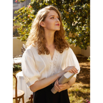 Design Sensation Niche Retro V Collar Shirt Woman Summer Loose Lace Temperament Style Embroidered Foam Cuff Clothes