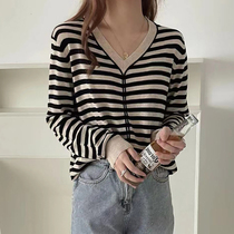 Breastfeeding clothes go out in autumn and winter fashion nursing clothes slim V-neck striped long sleeve sweater loose long length