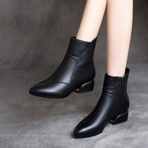 Real leather shoes small short boots women 2019 new autumn and winter Joker plus velvet flat bottom thick heel heel Martin boots