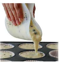 Baking tools Heart-shaped silicone measuring cup Heat-resistant measuring cup Scale cup Baking soft measuring cup 500ml