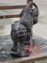 Stone carving Tigers on the mountain Tigers and Tigers under the mountain Tigers and Tigers