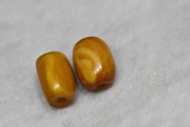 Early Qing old beeswax raw wax small barrel beads (a pair) 1 52 grams of holes 1 25cm diameter is 1cm