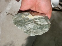 151085 jade raw material bare stone natural raw stone Qinghai Kunlun Jade Mountain material green and white jade 1 55kg