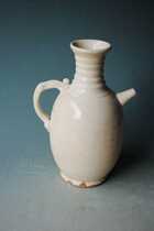 Tang Xing kiln white porcelain pot Ying word