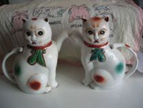 A pair of old white porcelain pastel cat pots for youth during the Cultural Revolution in the 1970s and 1980s film and television props