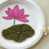 The worlds first fragrant whole grain paste painting Handmade DIY seed painting Lotus lotus leaf plate painting Santa Claus