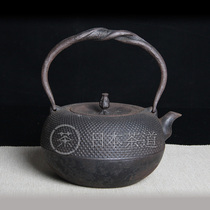 Southern Japan Shenggang Izumi Yatang made a twist handle to beat the shotgun beam to pick up the old Japanese iron pot