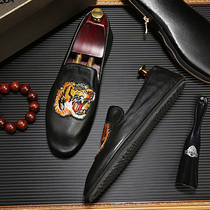 2020 new mens shoes leather embroidered beanie shoes casual business breathable leather shoes one foot pedal lazy set foot tide shoes