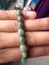 The hand strings of the old emerald processing