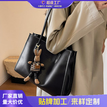 Large-capacity bag womens autumn and winter versatile 2024 new fashion simple shoulder bag retro class commuter tote bag