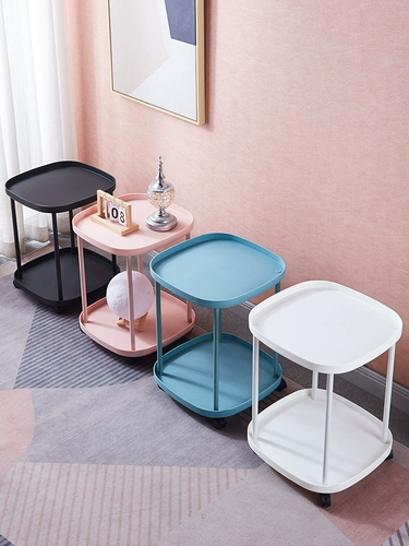 Несколько гостиных маленьких квартир Мобильные кофейные столики на северном диване - это простое и креативное железо.