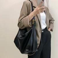 Черная коллекция и доставка подарочной сумки в торговом центре