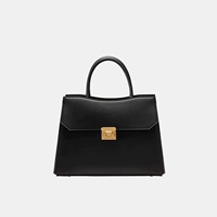 Черная коллекция и доставка подарочной сумки в торговом центре