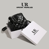 Черная коллекция и доставка подарочной сумки в торговом центре