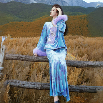 Diamond velvet jacquard ostrich feather sleeve jacket and skirt suit