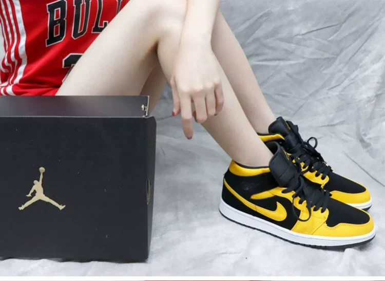 Air Jordan1 Mid Joe AJ1 nam nữ nhỏ mới vui màu đen vàng nhỏ bị cấm mang giày bóng rổ 554724-071