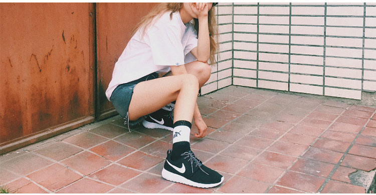 Nike Roshe One small Run nam và nữ mùa hè màu đen và trắng giản dị thoáng khí giày chạy bộ 511881-010 - Giày chạy bộ giày chạy bộ