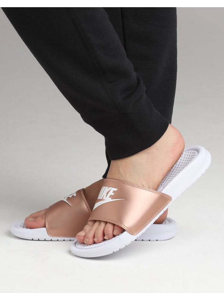 NIKE BENASSI thư JDI móc vàng trắng nam và nữ dép đi biển bình thường và dép đi trong nhà 343881-108 - Dép thể thao dép quai hậu nam