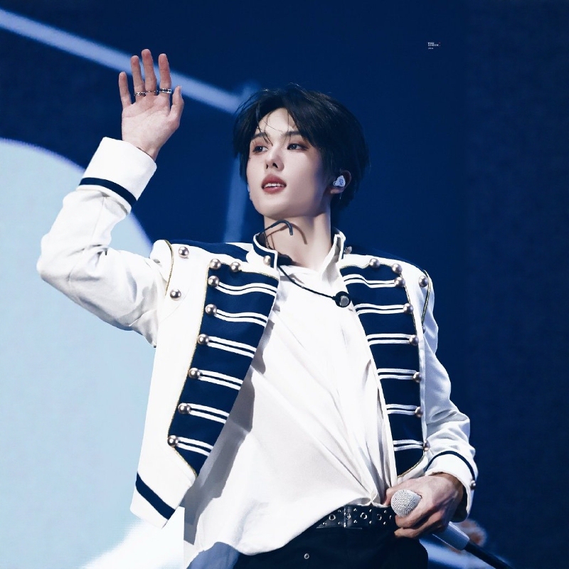 Korean Navy Style White Striped Suit Men's Performance Costume Stage Outfit with Metal Buckle Decoration Korean Boy Group Stage Outfit