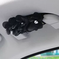 Два бронированных перчатка на крыше