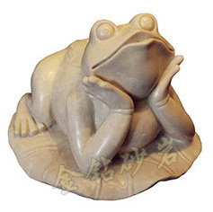 Sandstone sculpture frog water spray landscape garden landscape spout round carving courtyard three-dimensional hand-carved sand sculpture new product