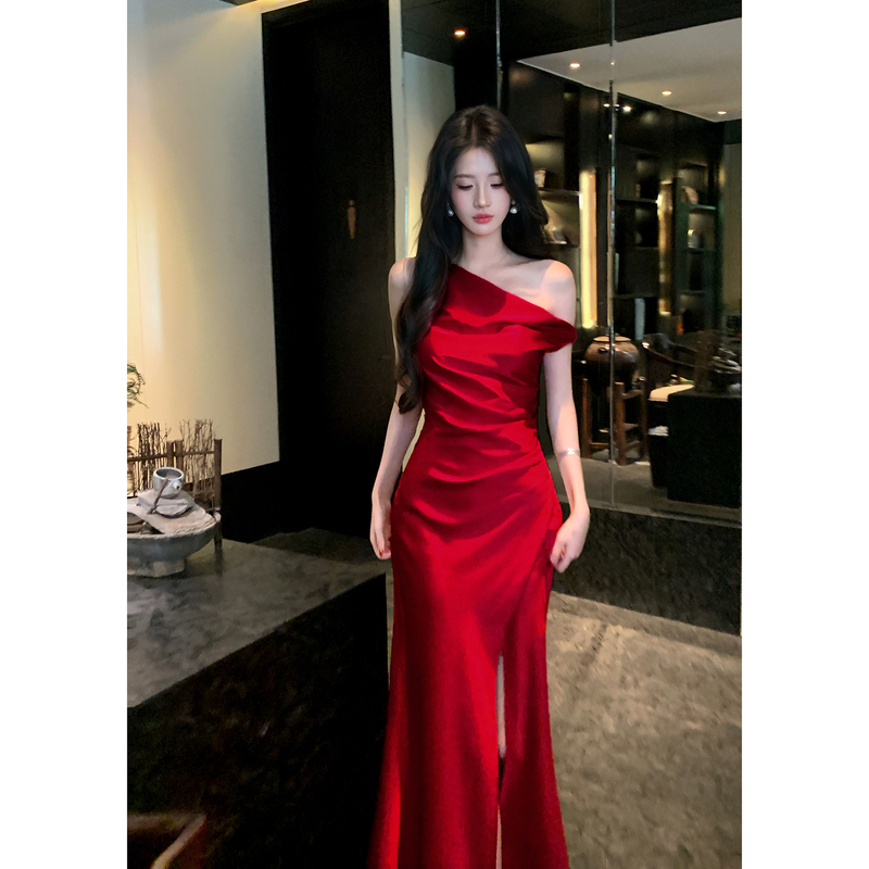 Gjfd【Qin Rou Fang Yun】French-Style Red Off-Shoulder Satin Pleated Dress with Slit for Women, Elegant Engagement Dress