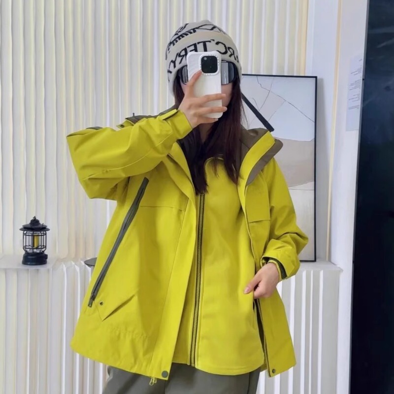 Outdoor Fluorescent Green Jacket for Women, Three-In-One Detachable Coat, Windproof, Waterproof, Fleece-Lined, Thickened, Warm Mountaineering Clothing Outdoor Fluorescent Green Jacket for Women, Three-In-One Detachable Coat, Windproof, Waterproof, Fleece-Lined, Thickened, Warm Mountaineering Clothing