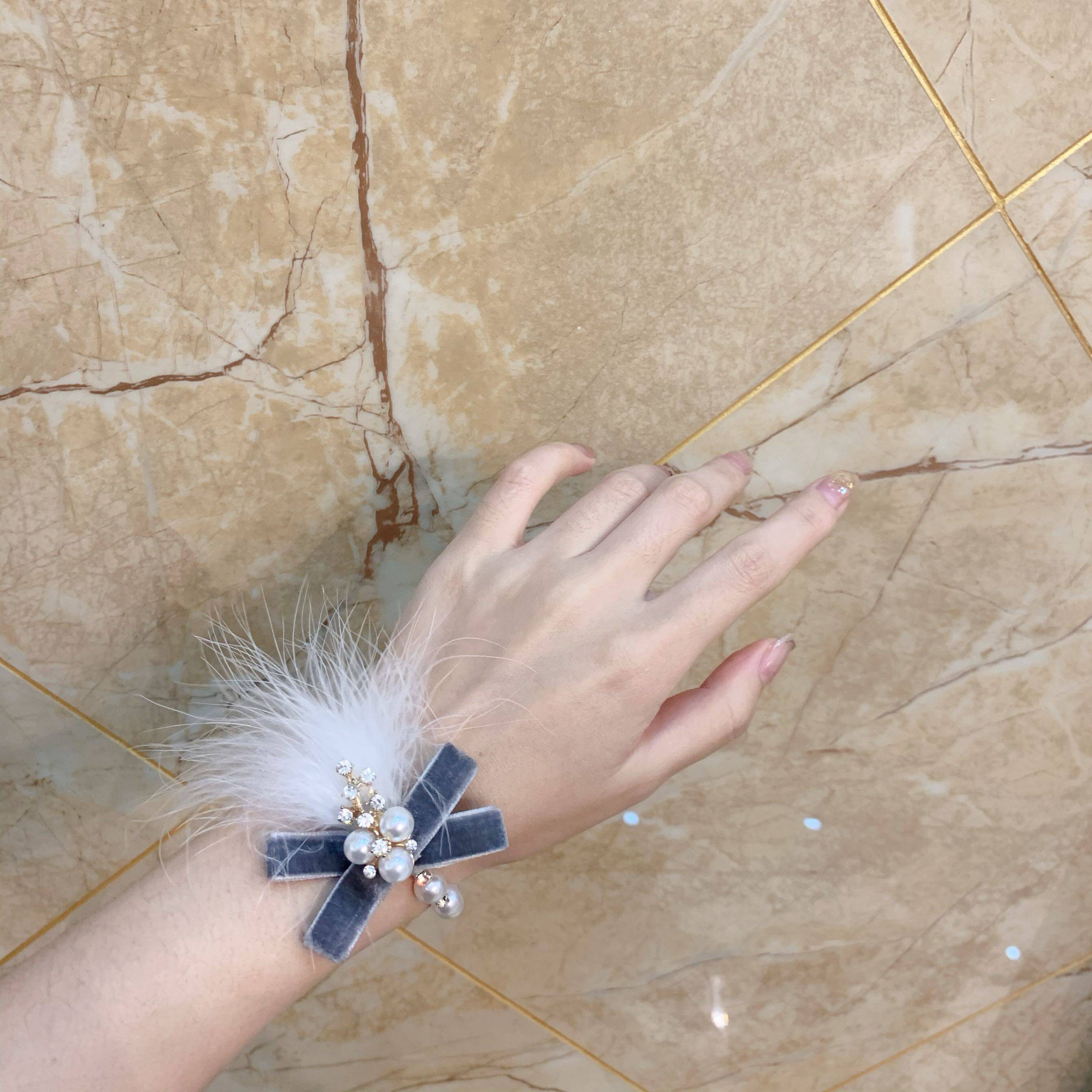 (Premium sense wedding) gray and white fairy full pearl feather bridesmaid sister group wrist flower