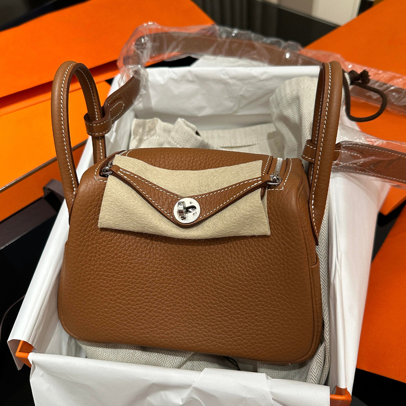 19cm Fully Handmade Wax Thread Lindy Doctor Bag Imported Tc Leather Lindy Handbag Single Shoulder Fashionable Lychee Pattern Bag 19cm Fully Handmade Wax Thread Lindy Doctor Bag Imported Tc Leather Lindy Handbag Single Shoulder Fashionable Lychee Pattern Bag