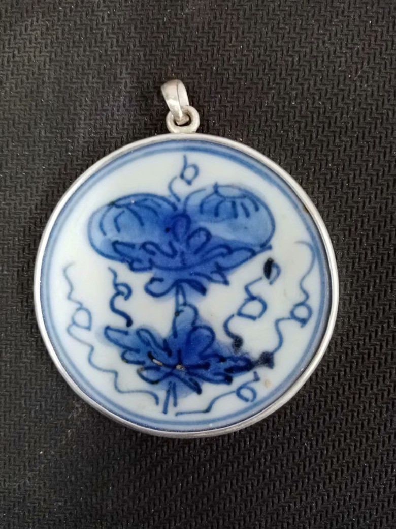 Qing Dynasty with beautiful flowers, old porcelain chip hair color good pendant antique ceramic sweater chain pure silver bag edge D581